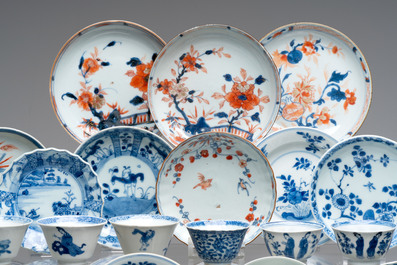 A large collection of 33 Chinese blue, white and Imari-style cups and 43 saucers, 17/19th C.