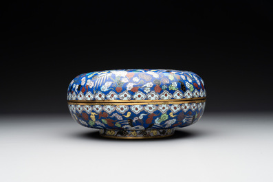 A Chinese cloisonn&eacute; 'Cranes' box and cover, 19th C.