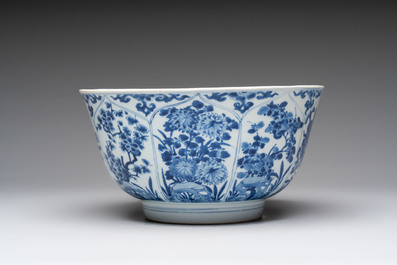 A large Chinese blue and white bowl with floral design, Kangxi