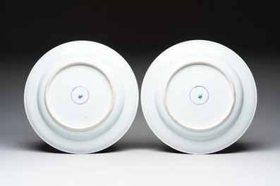 A pair of Chinese Imari-style dishes with stylised floral design, Kangxi