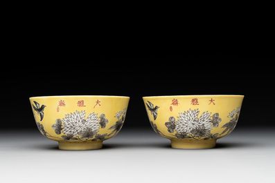 A pair of Chinese grisaille yellow-ground 'Da Ya Zhai 大雅齋' bowls, Yong Qing Chang Chun 永慶長春 mark, 20th C.