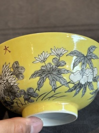 A pair of Chinese grisaille yellow-ground 'Da Ya Zhai 大雅齋' bowls, Yong Qing Chang Chun 永慶長春 mark, 20th C.