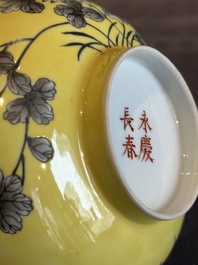 A pair of Chinese grisaille yellow-ground 'Da Ya Zhai 大雅齋' bowls, Yong Qing Chang Chun 永慶長春 mark, 20th C.