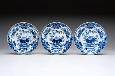 Six Chinese blue and white plates with floral design, Qianlong