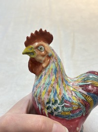 * A pair of Chinese famille rose models of roosters, 18/19th C.