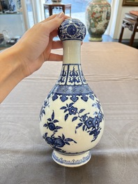 A Chinese blue and white garlic head vase, Qianlong mark, 19th C.