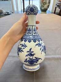 A Chinese blue and white garlic head vase, Qianlong mark, 19th C.