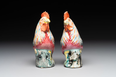 * A pair of Chinese famille rose models of roosters, 18/19th C.