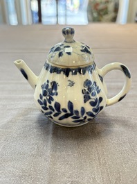 Four Chinese blue, white and famille rose covered teapots, Tongzhi and Hu Mao Ji 胡茂記 mark, Kangxi and later