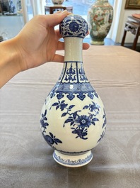 A Chinese blue and white garlic head vase, Qianlong mark, 19th C.