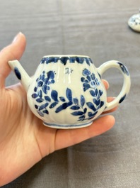 Four Chinese blue, white and famille rose covered teapots, Tongzhi and Hu Mao Ji 胡茂記 mark, Kangxi and later