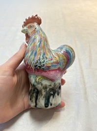 * A pair of Chinese famille rose models of roosters, 18/19th C.