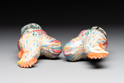 * A pair of Chinese famille rose models of roosters, 18/19th C.