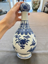A Chinese blue and white garlic head vase, Qianlong mark, 19th C.