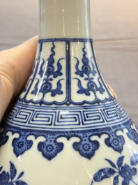 A Chinese blue and white garlic head vase, Qianlong mark, 19th C.