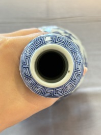 A Chinese blue and white garlic head vase, Qianlong mark, 19th C.