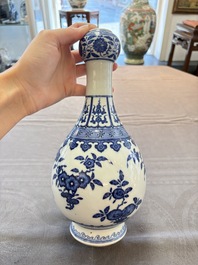 A Chinese blue and white garlic head vase, Qianlong mark, 19th C.