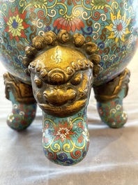 A Chinese cloisonn&eacute; tripod censer and cover, 19th C.