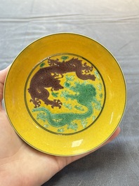 A Chinese sancai-glazed 'dragons' and 'grapes' saucer, Tongzhi mark, 19/20th C.