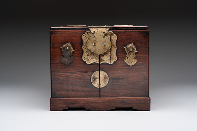 A Chinese rosewood cosmetic box with brass mount, 19/20th C.