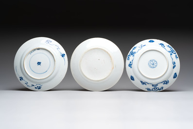 15 Chinese blue and white plates with floral and 'shou 壽' design, Yongzheng mark, 18th C.