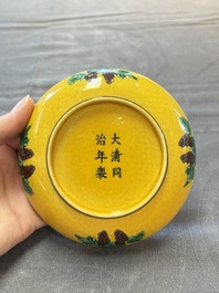 A Chinese sancai-glazed 'dragons' and 'grapes' saucer, Tongzhi mark, 19/20th C.