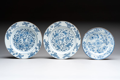 15 Chinese blue and white plates with floral and 'shou 壽' design, Yongzheng mark, 18th C.