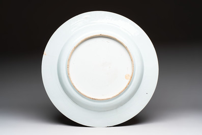 A large and unusual Chinese rose-Imari charger, Kangxi/Yongzheng