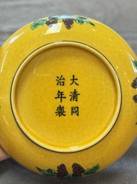 A Chinese sancai-glazed 'dragons' and 'grapes' saucer, Tongzhi mark, 19/20th C.