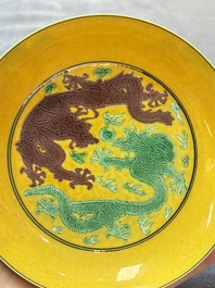 A Chinese sancai-glazed 'dragons' and 'grapes' saucer, Tongzhi mark, 19/20th C.