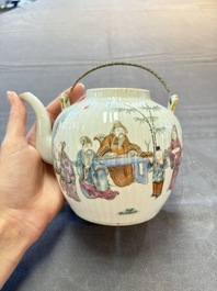 A Chinese famille rose covered teapot and a pair of Samson wall pocket vases, Tongzhi mark, 19th C.