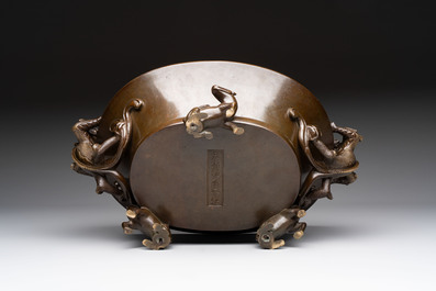 A large Chinese bronze basin with chilong handles, Qianlong mark, 20th C.