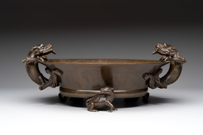 A large Chinese bronze basin with chilong handles, Qianlong mark, 20th C.