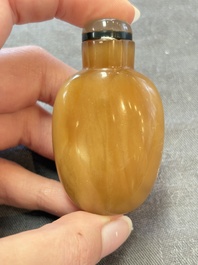 A collection of nine Chinese agate snuff bottles, 20th C.
