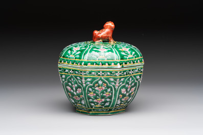A Chinese Bencharong bowl and cover for the Thai market, 19th C.