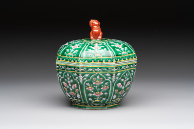 A Chinese Bencharong bowl and cover for the Thai market, 19th C.