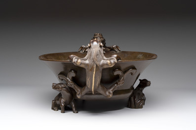 A large Chinese bronze basin with chilong handles, Qianlong mark, 20th C.