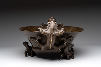 A large Chinese bronze basin with chilong handles, Qianlong mark, 20th C.