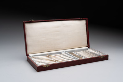 A set of 12 silver dessert forks and dessert knives, 835/000, Wolfers Fr&egrave;res, Brussels, 20th C.