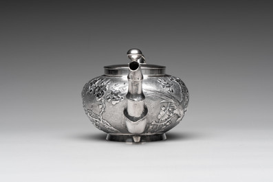 A Chinese silver three-piece tea service, marked Ye Li 業利, Canton, 19/20th C.