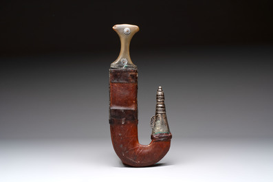 A jambiya-style dagger or 'Asib' with horn hilt and silver-plated mounts, Yemen, 19th C.