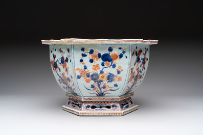 A Chinese Imari-style hexagonal jardini&egrave;re with floral design, Qianlong