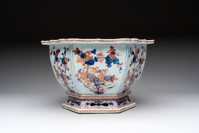 A Chinese Imari-style hexagonal jardini&egrave;re with floral design, Qianlong