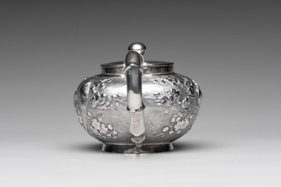 A Chinese silver three-piece tea service, marked Ye Li 業利, Canton, 19/20th C.