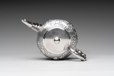 A Chinese silver three-piece tea service, marked Ye Li 業利, Canton, 19/20th C.