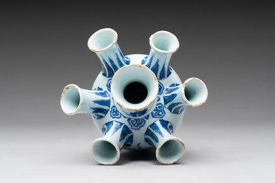 A fine small blue and white Dutch Delft chinoiserie tulip vase, late 17th C.