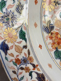 A large and unusual Chinese rose-Imari charger, Kangxi/Yongzheng