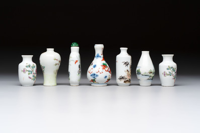 A Chinese wucai and two famille rose miniature vases and four famille rose snuff bottles, Wanli, Qianlong and Shen De Tang 慎德堂 marks, 19/20th C.