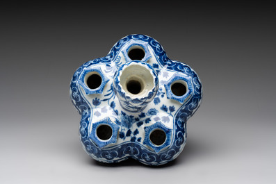 A Chinese blue and white tulip vase with floral design, 19th C.
