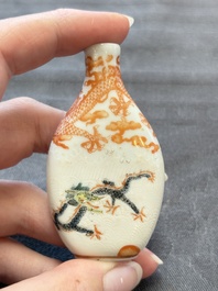 Four Chinese famille rose and iron-red snuff bottles, Tongzhi mark and signed Shen Huanwen 沈煥文, 19/20th C. and one dated 1929